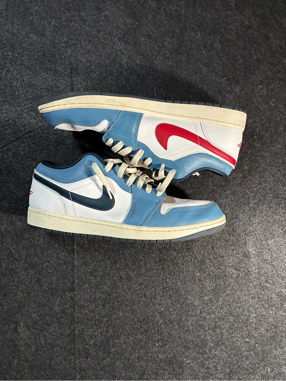 Nike Men’s Low-Top Sneakers in Light Blue, White & Red with Dark Navy Swoosh